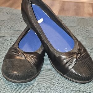 Aravon Black Women's Flats with Textured Detail Sz 10